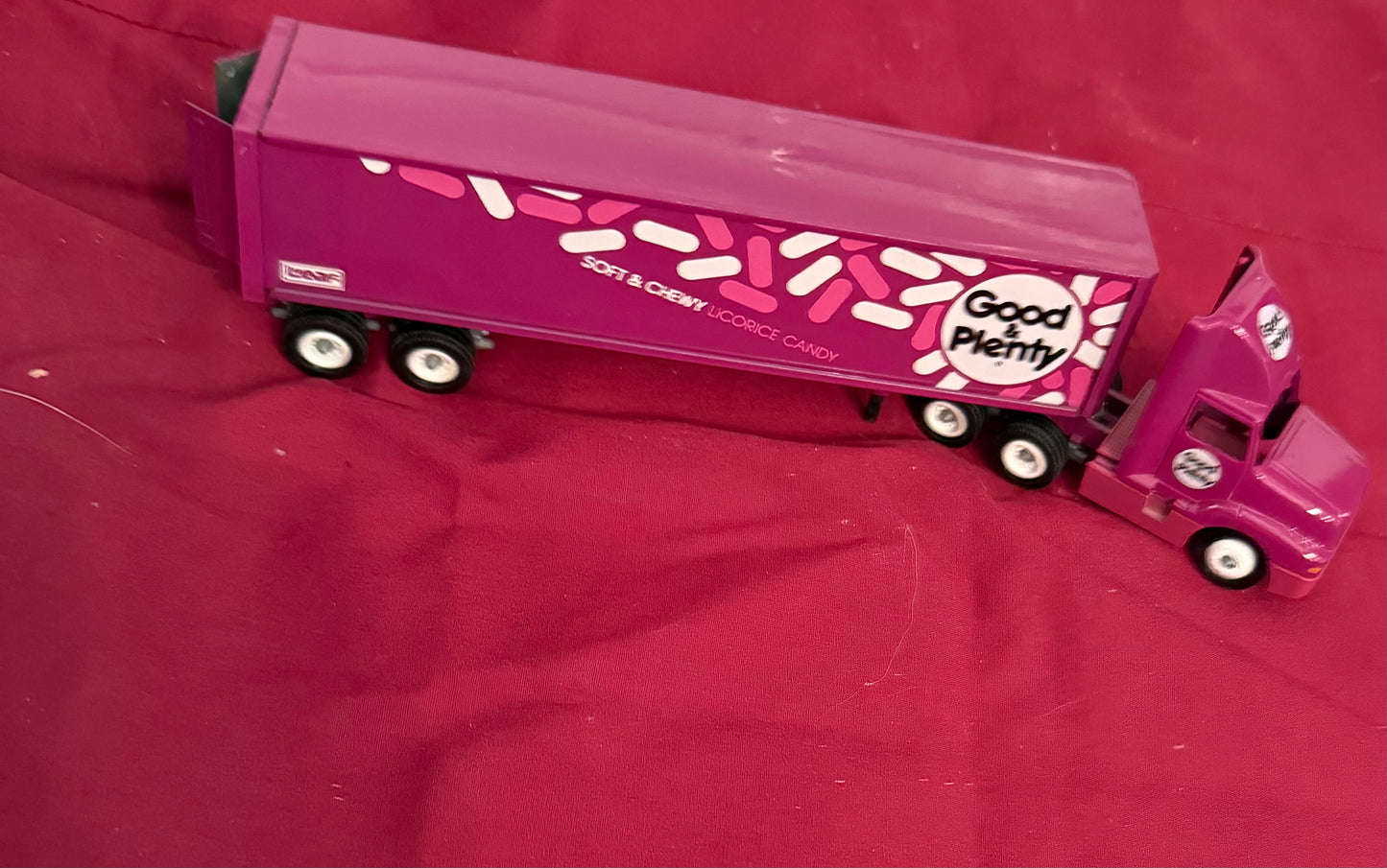 Ertl 9525 1:64 Diecast Good and Plenty Ford Cab with Trailer