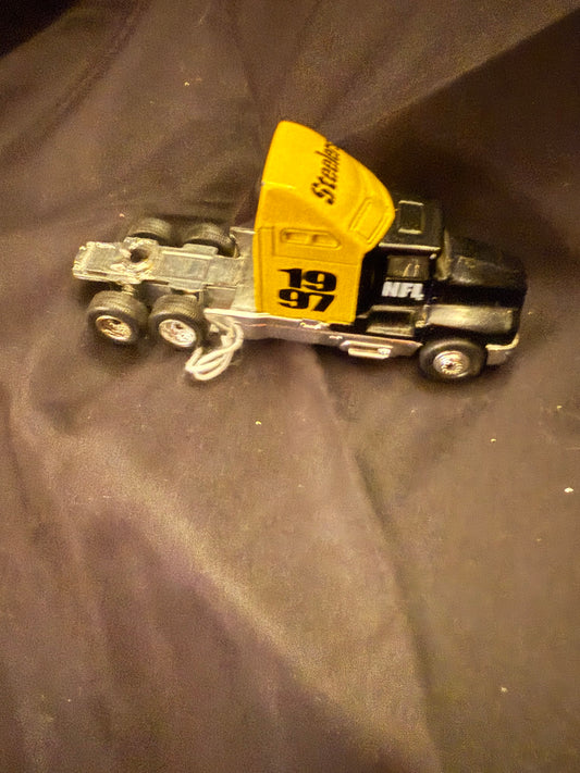 1997 MATCHBOX KENNWORTH NFL PITTSBURG STEELERS DIECAST TRACTOR