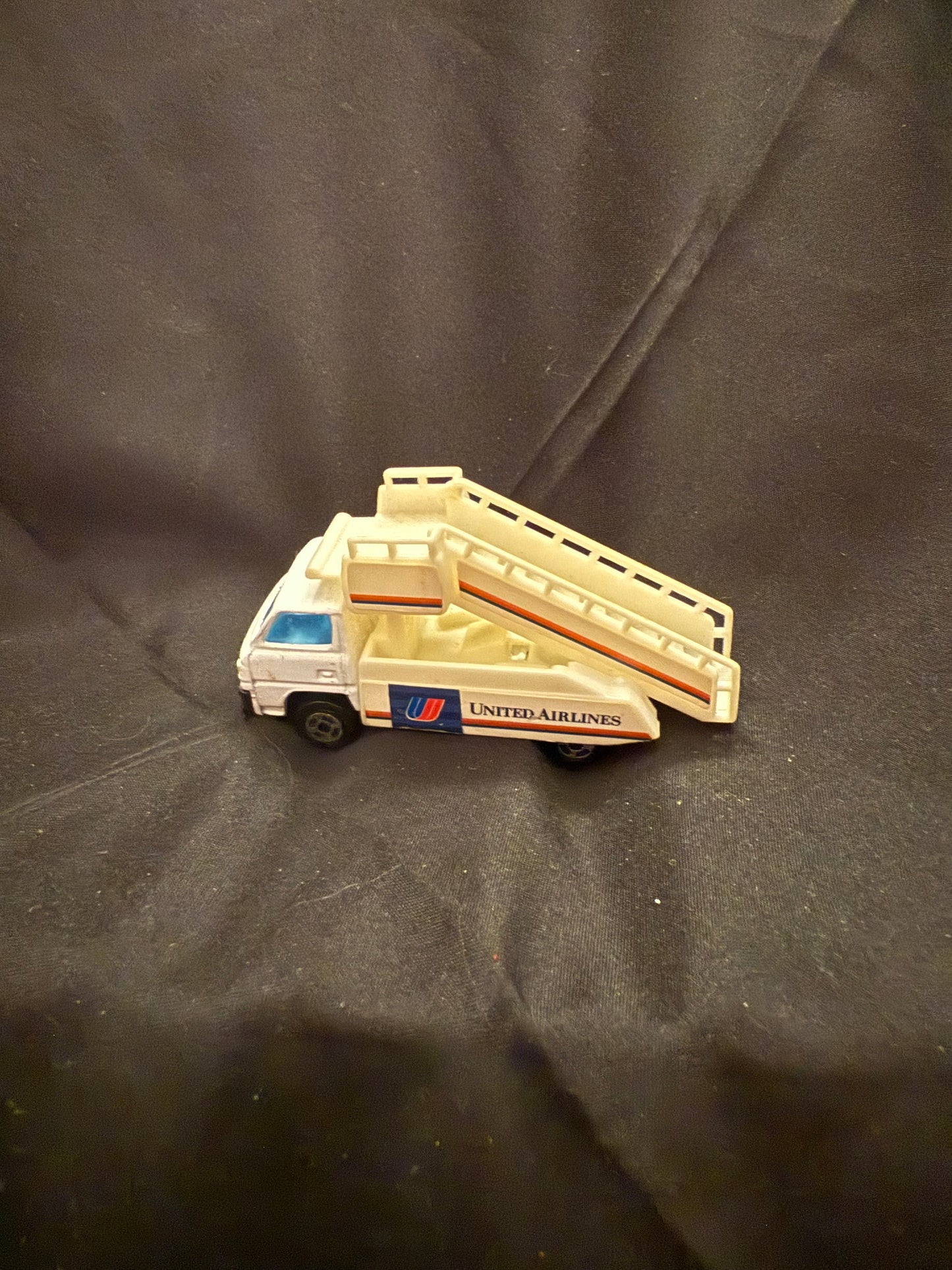 UNITED AIRLINES MOBILE PASSANGERS STAIR TRUCK